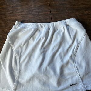 Reebok White tennis skirt
Size medium 
Does not have under shorts